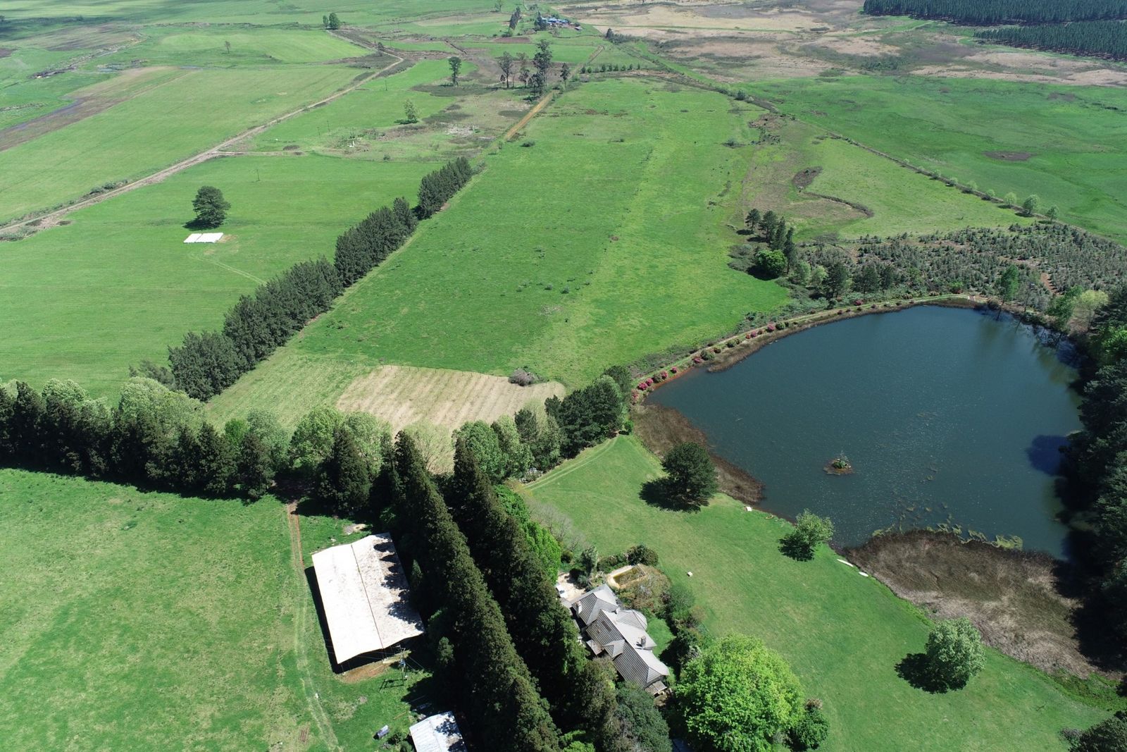 Vista aérea del casco y la represa